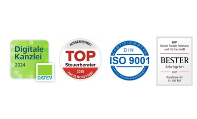 Siegel "Digitale Kanzlei 2024" von DATEV (links), Siegel "Top Steuerberater" von Focus-Money-Test 2025 (links mittig), Siegel "ISO 9001" von DIN (rechts mittig), Siegel "Bester Arbeitgeber 2025" vom Habdelsblatt (rechts)