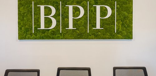 BPP Schriftzug auf Moos