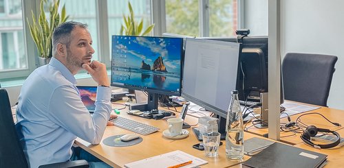 Mitarbeiter am Schreibtisch im Büro