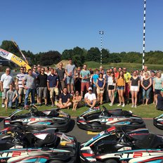 Gruppenfoto vom Teamevent bei der Gokart Bahn